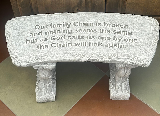 “Family Chain” Memorial Bench